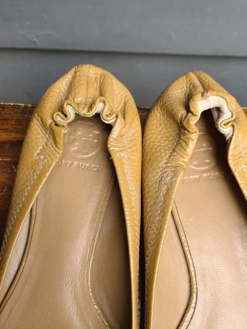 Tory Burch Reva Pebbled Leather Ballet Flats 8 1/2 in Camel